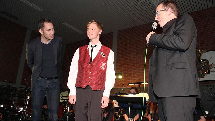 Lukas Hassfurth wurde für die bestandene D 3-Prüfung in Gold ausgezeichnet. Links Bürgermeister Martin Bernreuther, rechts Vorsitzender Martin Koslowsky. Foto: Sonja Adam
