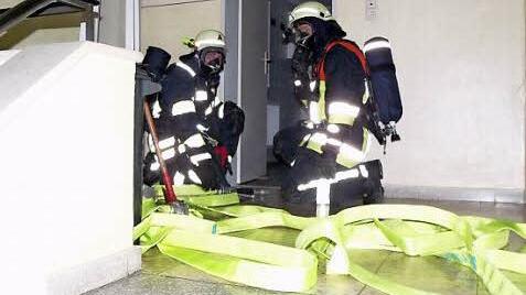 In der Verwaltung und Zimmerei des st&auml;dtischen Bauhofs fand eine &Uuml;bung der Kulmbacher Feuerwehr statt. Foto: Feuerwehr