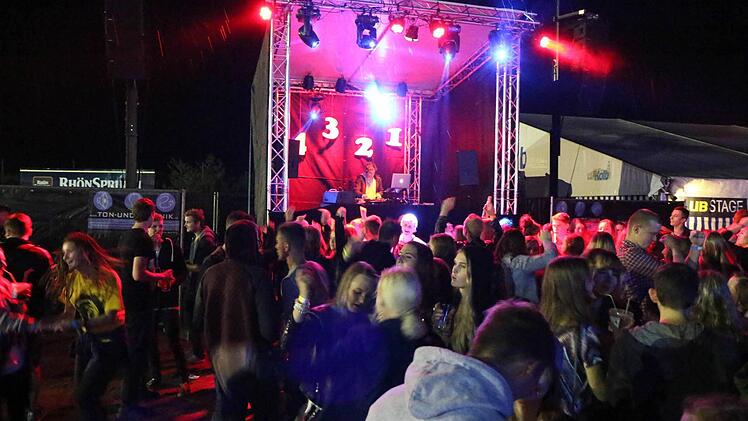 Fasziniert die Meute: DJ Bump spielt Musik f&uuml;r jeden Geschmack und heizt auf dem Open Air nun im zweiten Jahr m&auml;chtig ein. Foto: Veranstalter