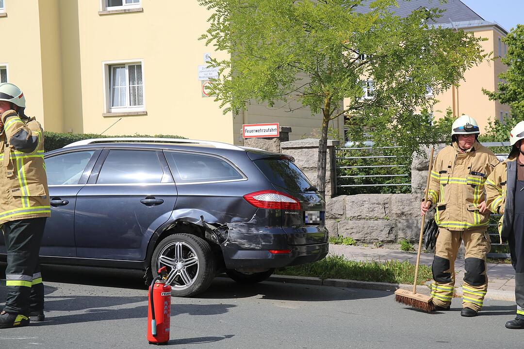Hof: Autofahrerin kracht in geparktes Fahrzeug und wird schwer verletzt