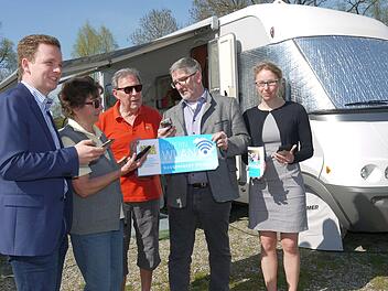 Surfen? Geht! Tobias Ehrlicher, Brigitte Meyer, Karl Meyer, Michael Busch und Stine Michel   (von links)  stellen zufrieden fest, dass das WLan-Netz unterhalb der  "Therme Natur" blendend funktioniert.Foto: Berthold Köhler