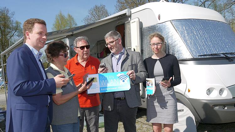Surfen? Geht! Tobias Ehrlicher, Brigitte Meyer, Karl Meyer, Michael Busch und Stine Michel   (von links)  stellen zufrieden fest, dass das WLan-Netz unterhalb der  "Therme Natur" blendend funktioniert.Foto: Berthold Köhler