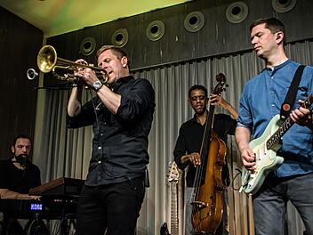 Umjubeltes Gast-Spiel: Nils Wülker begeisterte mit seiner Band bei "Leise am Markt" in Coburg.Foto: Jochen Berger