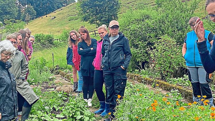 Die Studierenden lernten, wie man einen Garten bewirtschaftet.Birgit Distler / AELF Coburg-Kulmbach