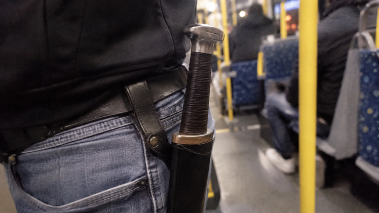 Regensburg: Schwert-Mann steigt in Linienbus - Fahrg&auml;ste rufen Polizei
