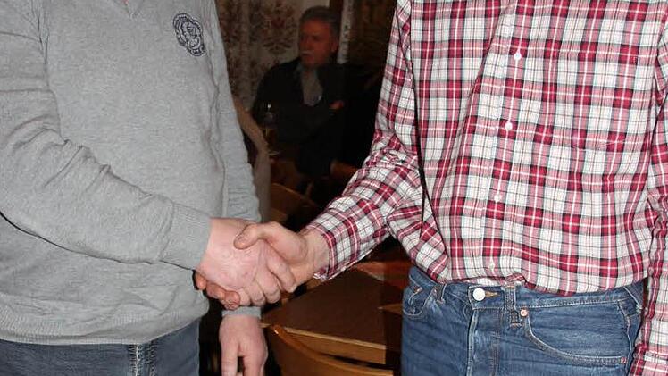 Handschlag: Norbert Schuhmann und Daniel Schmitt (rechts). Foto: Kestel