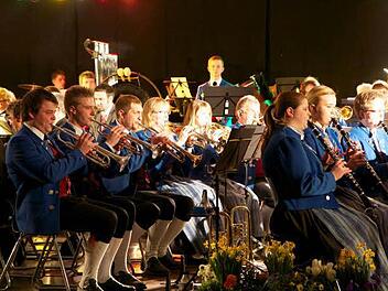 Das Feuerwerk der Musik erforderte von den Musikerinnen und Musikern volle Konzentration. Das Publikum war von den brillanten Klängen begeistert. Foto: Eckert