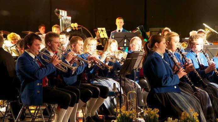 Das Feuerwerk der Musik erforderte von den Musikerinnen und Musikern volle Konzentration. Das Publikum war von den brillanten Klängen begeistert. Foto: Eckert