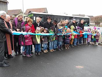 Freigabe: Mit dem traditionellen Durchschneiden des blauweißen Bandes, bei dem besonders die Schulkinder großen Spaß hatten, wurde die Ortsdurchfahrt Hetzlos für den Verkehr frei gegeben.  Fotos: Günther Straub