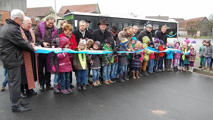 Freigabe: Mit dem traditionellen Durchschneiden des blauweißen Bandes, bei dem besonders die Schulkinder großen Spaß hatten, wurde die Ortsdurchfahrt Hetzlos für den Verkehr frei gegeben.  Fotos: Günther Straub