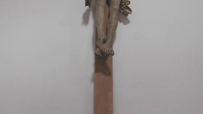 Dieses Kreuz in der Detterer Kirche hat Marie von Thüngen am 24. November 1963 zum Gedenken an ihren ermordeten Mann Karl anbringen lassen.   Fotos: Ruppert/Archiv