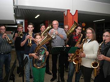 Joseph Jevtic (Mitte) ist schon voll in die Blaskapelle des Musikvereins integriert. Foto: Evi Seeger