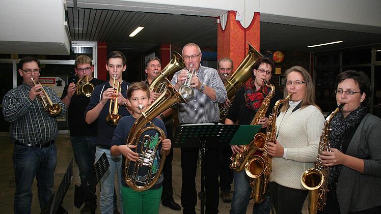 Joseph Jevtic (Mitte) ist schon voll in die Blaskapelle des Musikvereins integriert. Foto: Evi Seeger