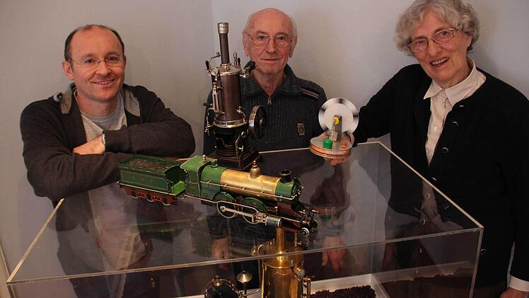 Jörg Ahlert, Vater Richard Ahlert und Hilla Schütze haben ihre Sammlungen zusammengetragen und präsentieren im Museum Obere Saline auf zwei Etagen über 100 Motoren und Maschinen in Modellform aus. Bis zum 1. Februar 2015 können sich Besucher die Ausstellung ansehen. Foto: Carmen Schmitt