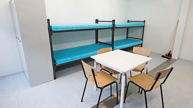 So sieht ein Zimmer für Familien in einem Wohncontainer aus. Diese Unterkunft in Deggendorf steht bereits, im Landkreis Erlangen-Höchstadt dauert es noch, bis die ersten "Unterkünfte in Modulbauweise" bezogen werden können.  Foto: Armin Weigel/dpa