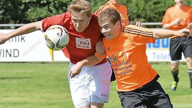 FC Th&uuml;ngfeld - SV RW Lisberg. Die Hausherren (orange) boten dem SV nur phasenweise Paroli. Zwei Spieler machten den Unterschied und sorgten f&uuml;r die vier Lisberger Tore.  Foto: Picturedreams