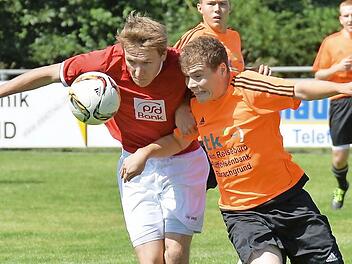 FC Thüngfeld - SV RW Lisberg. Die Hausherren (orange) boten dem SV nur phasenweise Paroli. Zwei Spieler machten den Unterschied und sorgten für die vier Lisberger Tore.  Foto: Picturedreams