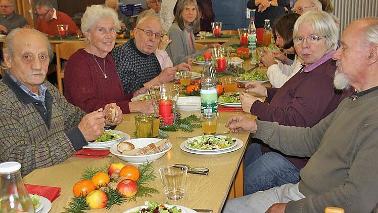 Im Schnitt kommen 15 Kostgänger einmal die Woche zum Essen der Diakonie Haßberge ins evangelische Gemeindehaus von Ebern. Foto: Ralf Kestel