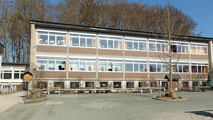 Die Hiltpoltsteiner Grundschule muss saniert werden.  Foto: P. Malbrich