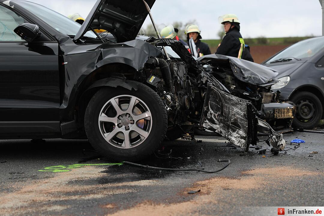 Ammerndorf: Zusammenprall zwischen drei  Autos – Frau schwer verletzt