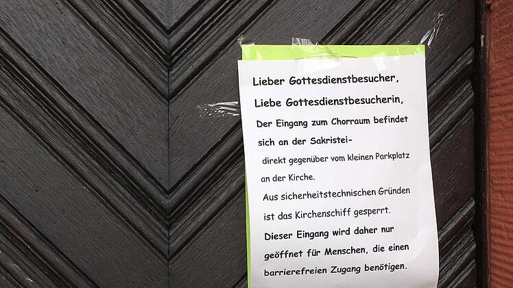 Hinweisschild am verschlossenen Haupteingang der Michaelskirche.