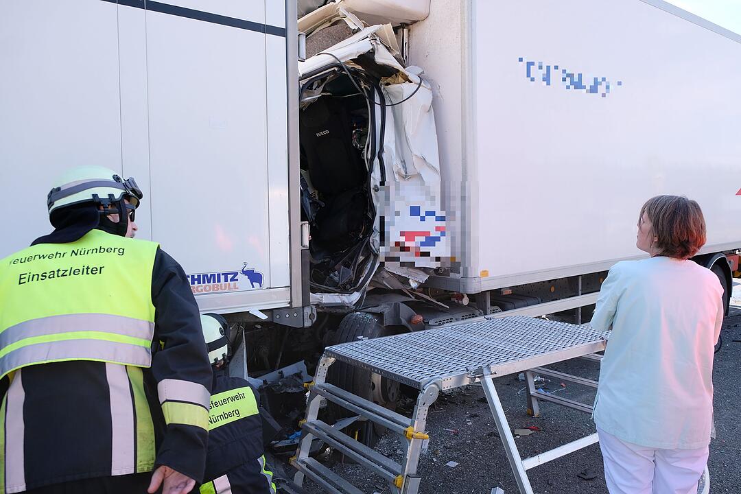 Lastwagenfahrer stirbt nach schwerem Auffahrunfall auf A3