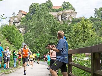 Unterstützung an der Strecke: Der Frankenweg-Lauf forderte von den Teilnehmern bei schwül-warmem Wetter alles ab. Fotos: Felix Schott