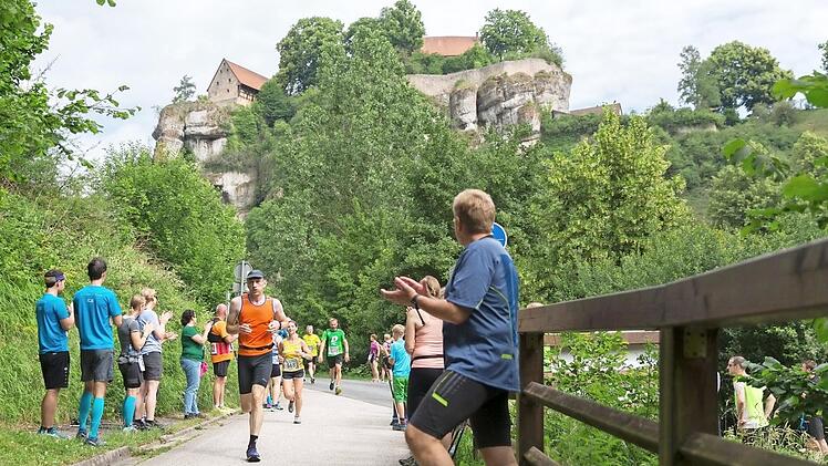 Unterstützung an der Strecke: Der Frankenweg-Lauf forderte von den Teilnehmern bei schwül-warmem Wetter alles ab. Fotos: Felix Schott