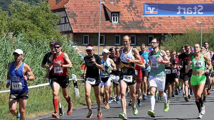 Die Favoriten führten sofort das Feld an, von links: der Sieger des Hauptlaufes, Alexander Finsel (Nummer 637), der Gewinner des Halbmarathons, Uwe Bäuerlein (600), Rainer Kirchner (807), Uli Pfuhlmann (808), Christopher Lippold (642) und die Siegerin des Hauptlaufes, Sandra Haderlein (676).