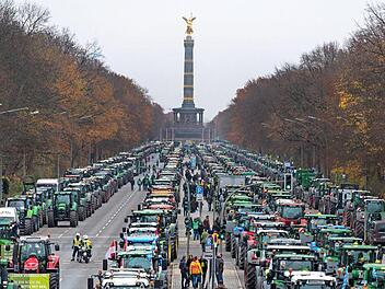 Die Veranstalter sprachen von 5600 Traktoren, die Polizei sogar von über 5900. Mehrere Tausend Bauern waren in einer Sternfahrt nach Berlin gekommen, um dort gegen die Agrarpolitik der Bundesregierung zu protestieren. Die Teilnehmer aus dem Coburger Land berichten von durchweg positivem Echo aus der Bevölkerung - sogar in Berlin selbst. Foto: Monika Skolimowska, dpa