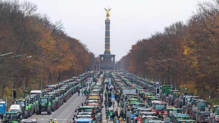 Die Veranstalter sprachen von 5600 Traktoren, die Polizei sogar von über 5900. Mehrere Tausend Bauern waren in einer Sternfahrt nach Berlin gekommen, um dort gegen die Agrarpolitik der Bundesregierung zu protestieren. Die Teilnehmer aus dem Coburger Land berichten von durchweg positivem Echo aus der Bevölkerung - sogar in Berlin selbst. Foto: Monika Skolimowska, dpa