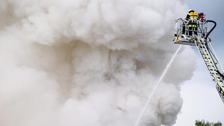 In Untersiemau hat sich ein Brand in einer Metallverarbeitungsfirma ereignet. Vor Ort herrschte starke Rauchentwicklung. Symbolfoto: Matthias Balk/dpa