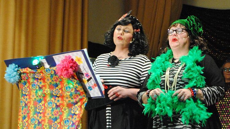 Die beiden "Schnixi Schnallen", Ellen Hüther (rechts) und Kerstin Breuning, nahmen auch heuer wieder kein Blatt vor den Mund, wenn es darum geht, über die Männer herzuziehen.  Foto: Evelyn Schneider