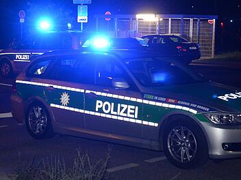 Verletzt und blutend: Unbekannte fliehen nach Unfall in Knetzgau und lassen Transporter zurück
