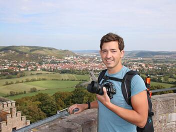Julian Leurer auf Motivsuche vom Turm auf dem Schlossberg in Hammelburg aus. Ralf Ruppert
