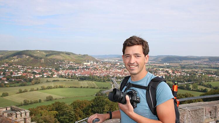 Julian Leurer auf Motivsuche vom Turm auf dem Schlossberg in Hammelburg aus. Ralf Ruppert