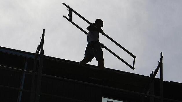 W&uuml;rzburg: Ger&uuml;stbauer (20) schwer verletzt - st&uuml;rzte vom Dach in die Tiefe