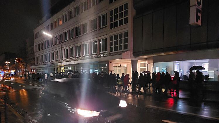 Gut 700 Demonstranten bahnten sich am Montag erneut ihren Weg durch die Innenstadt, legten zwischenzeitlich den Verkehr lahm.