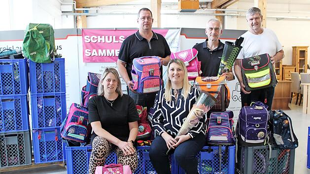Übergabe der Schulranzen in Höchstadt (hinten): Günter Münch, Alexander Schulz, Günther Reichold sowie (vorne) Carina Scherer und Regina Enz.