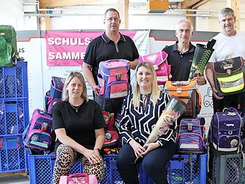 &Uuml;bergabe der Schulranzen in H&ouml;chstadt (hinten): G&uuml;nter M&uuml;nch, Alexander Schulz, G&uuml;nther Reichold sowie (vorne) Carina Scherer und Regina Enz.