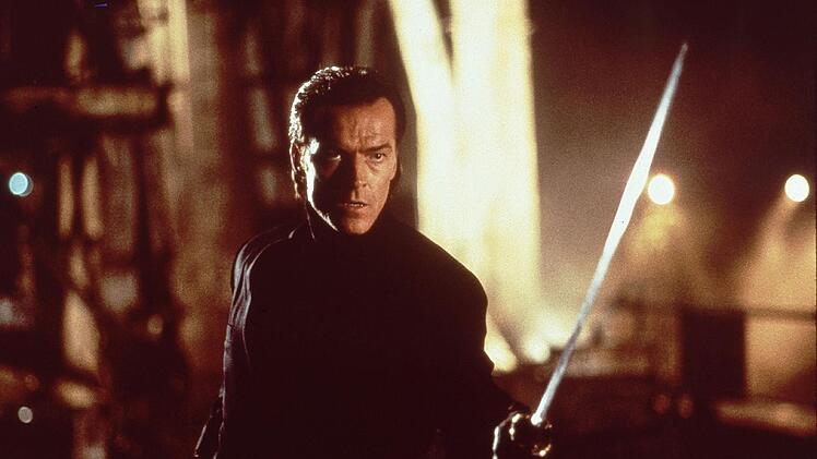 Manfred Powell (Iain Glen) strebt nach der Weltherrschaft.
