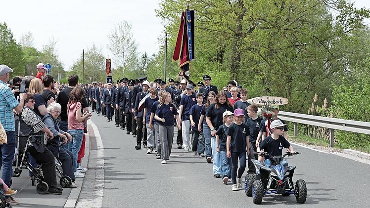 Die Jubelwehr f&uuml;hrt den Festzug durch Stappenbach an.