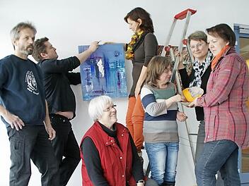 Künstler-"Vollversammlung" im Haus der Schwarzen Berge: Gertrud Nicklaus (kniend) sowie (stehend, von links) Gisbert Niklaus, Olaf Schönherr, Claudia Schimmel (auf der Leiter), Petra Keck, Dorothee Wittmann-Klemm und Martina Hußlein.Fotos: Johanna Kellermann