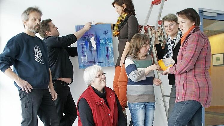 Künstler-"Vollversammlung" im Haus der Schwarzen Berge: Gertrud Nicklaus (kniend) sowie (stehend, von links) Gisbert Niklaus, Olaf Schönherr, Claudia Schimmel (auf der Leiter), Petra Keck, Dorothee Wittmann-Klemm und Martina Hußlein.Fotos: Johanna Kellermann