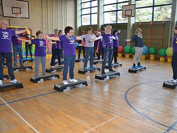 Immer wieder mischten sich auch Besucher unter die Sportbegeisterten und hatten Freude an den abwechslungsreichen Übungen, wie hier beim Step- und Dynaband-Fitnesstraining, unter der Leitung von Birgit Schmitt. Foto: Karl-Heinz Hofmann