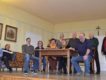 Sie wollen das Publikum inn der Turnhalle zum Lachen bringen (von links): Sarah Ferner, Martin Rademacher, Florian Böhm, Alexandra Kempf, Rosi Popp, dahinter Christine Böhm, Roswitha Hummel Ottmar Hummel Alexander Böhm, Hans Richter, Hans Schrepfer (Regisseur und Autor). Es fehlt Axel Schrepfer.  Foto: Karl-Heinz Hofmann