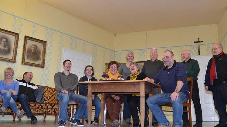 Sie wollen das Publikum inn der Turnhalle zum Lachen bringen (von links): Sarah Ferner, Martin Rademacher, Florian Böhm, Alexandra Kempf, Rosi Popp, dahinter Christine Böhm, Roswitha Hummel Ottmar Hummel Alexander Böhm, Hans Richter, Hans Schrepfer (Regisseur und Autor). Es fehlt Axel Schrepfer.  Foto: Karl-Heinz Hofmann