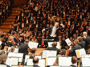 Ein besonderes Klangerlebnis für die Bosch-Gäste: die Bamberger Symphoniker unter ihrem Chefdirigenten Jonathan Nott Foto: Ronald Rinklef