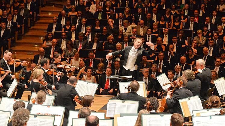 Ein besonderes Klangerlebnis für die Bosch-Gäste: die Bamberger Symphoniker unter ihrem Chefdirigenten Jonathan Nott Foto: Ronald Rinklef