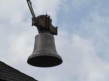 Eine der drei neuen Glocken schwebt über dem Dach der Seidmannsdorfer Liebfrauenkirche ihrem neuen Platz im Kirchturm entgegen. Foto: Martin Koch